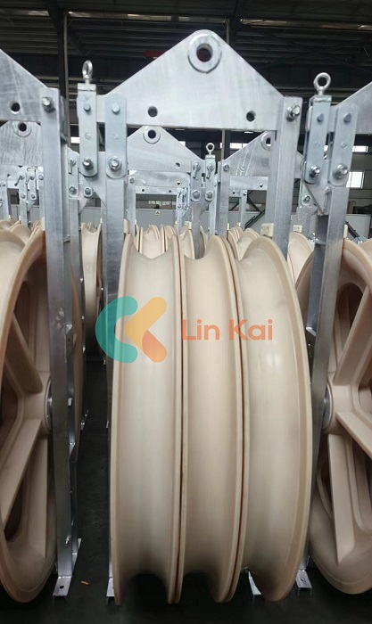 Ròng rọc dây dẫn nylon ba bánh vận chuyển đến khu vực dự án Tân Cương Trung Quốc
