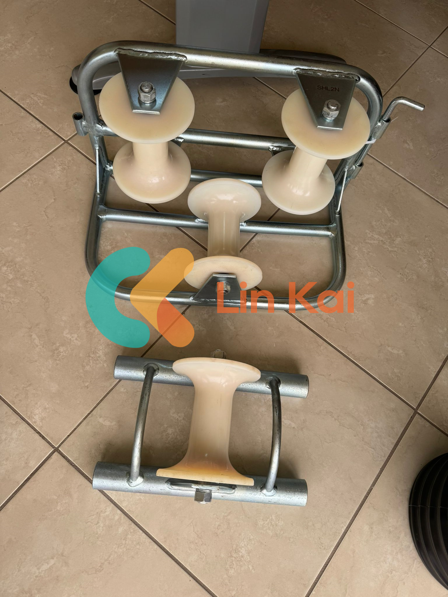 Chức năng chủ yếu của con lăn nối đất cáp là gì?